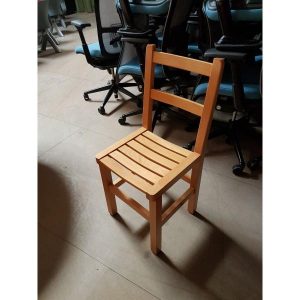 Petite chaise en bois