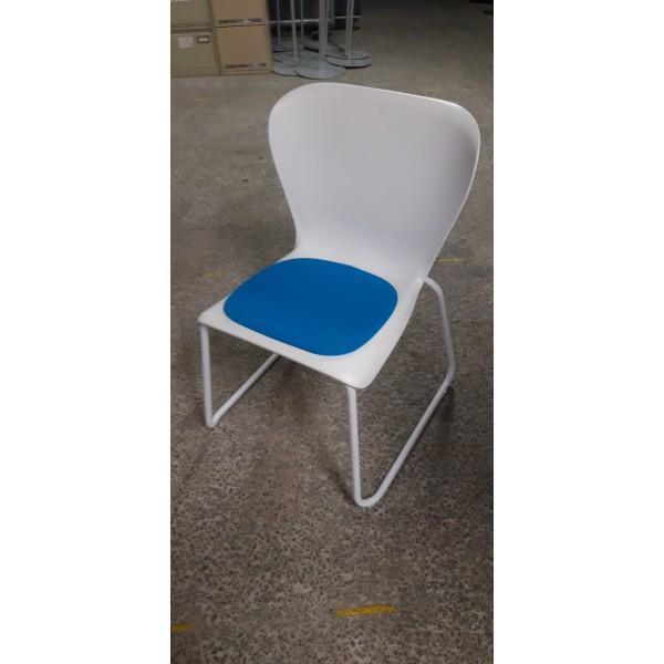 Chaise plastique blanche