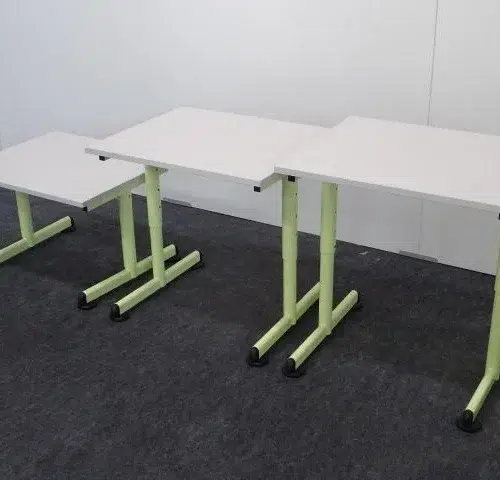 SAINT-ANDIOL Tables scolaires neuf déclassé