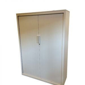 Armoire haute à rideaux