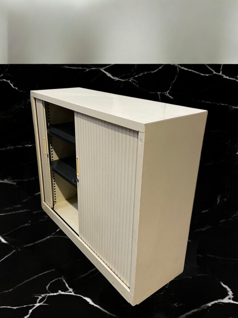 Armoire basse à rideaux