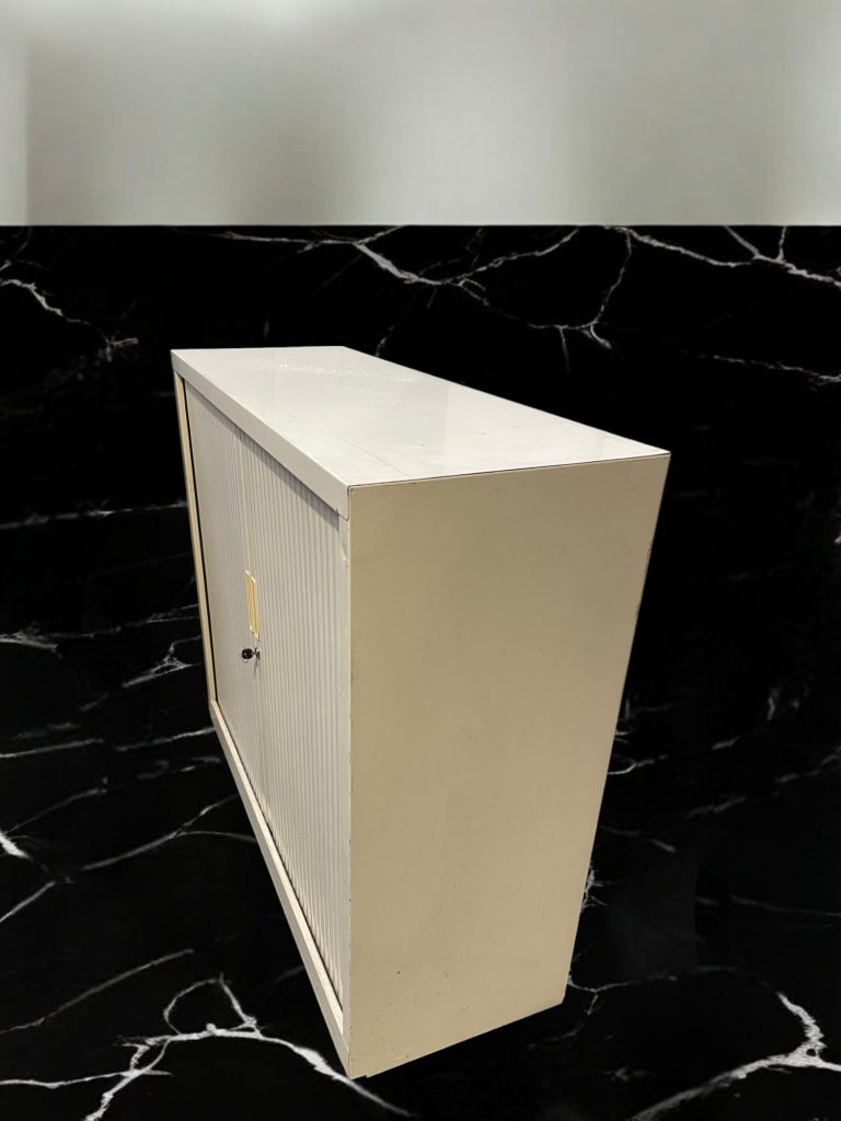 Armoire basse à rideaux