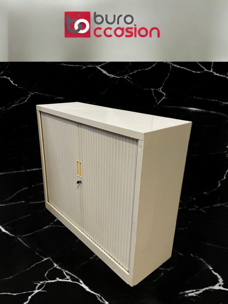 Armoire basse à rideaux