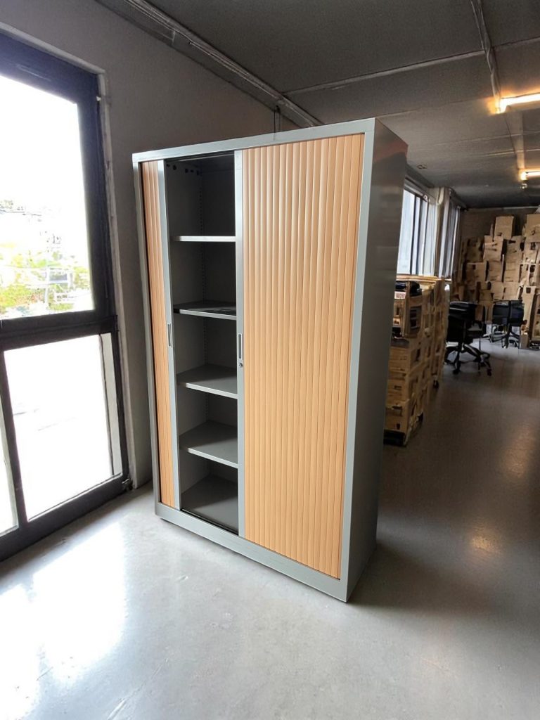 Armoire haute à rideaux