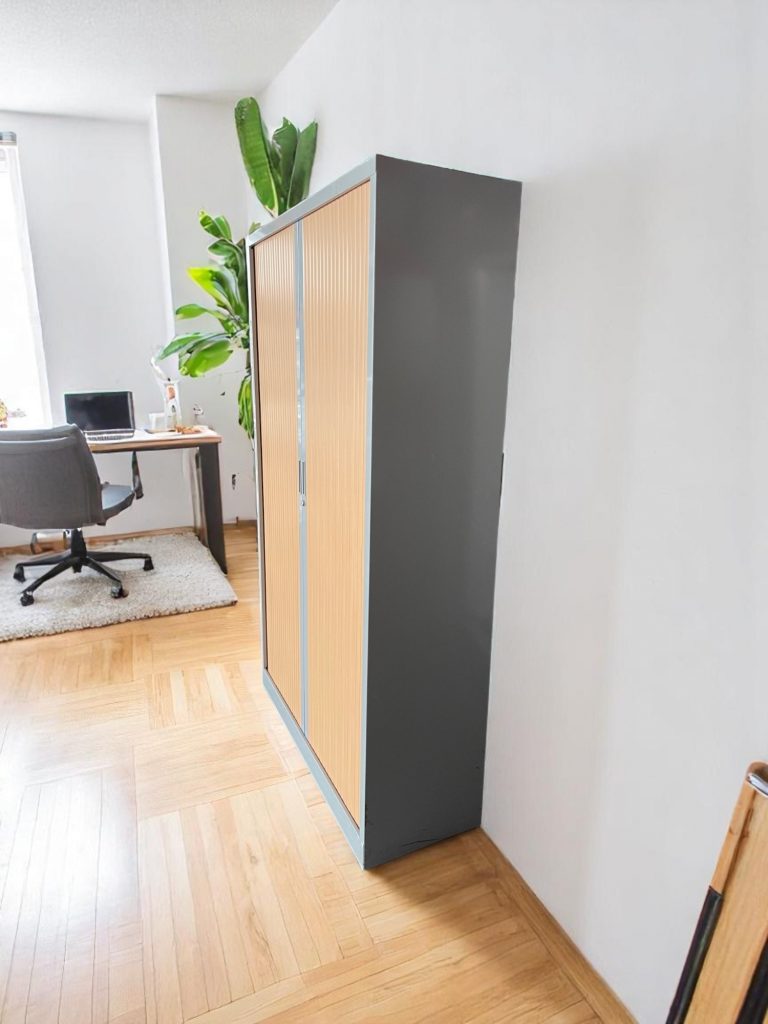 Armoire haute à rideaux