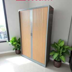 Armoire haute à rideaux