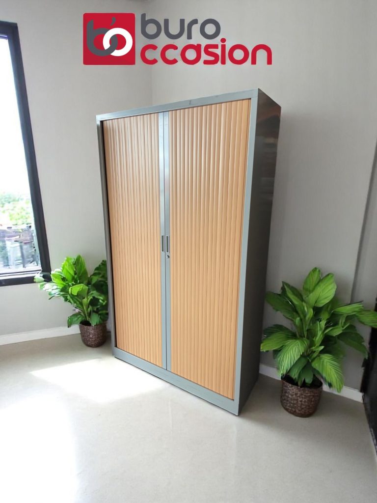 Armoire haute à rideaux