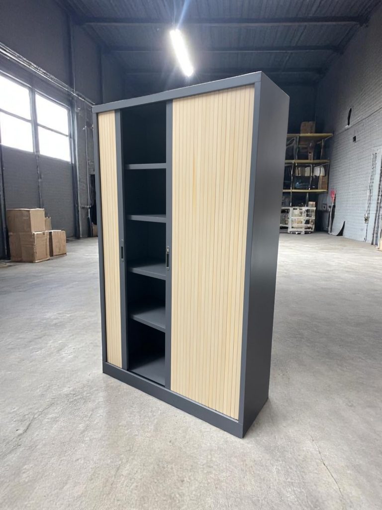 Armoire haute à rideaux
