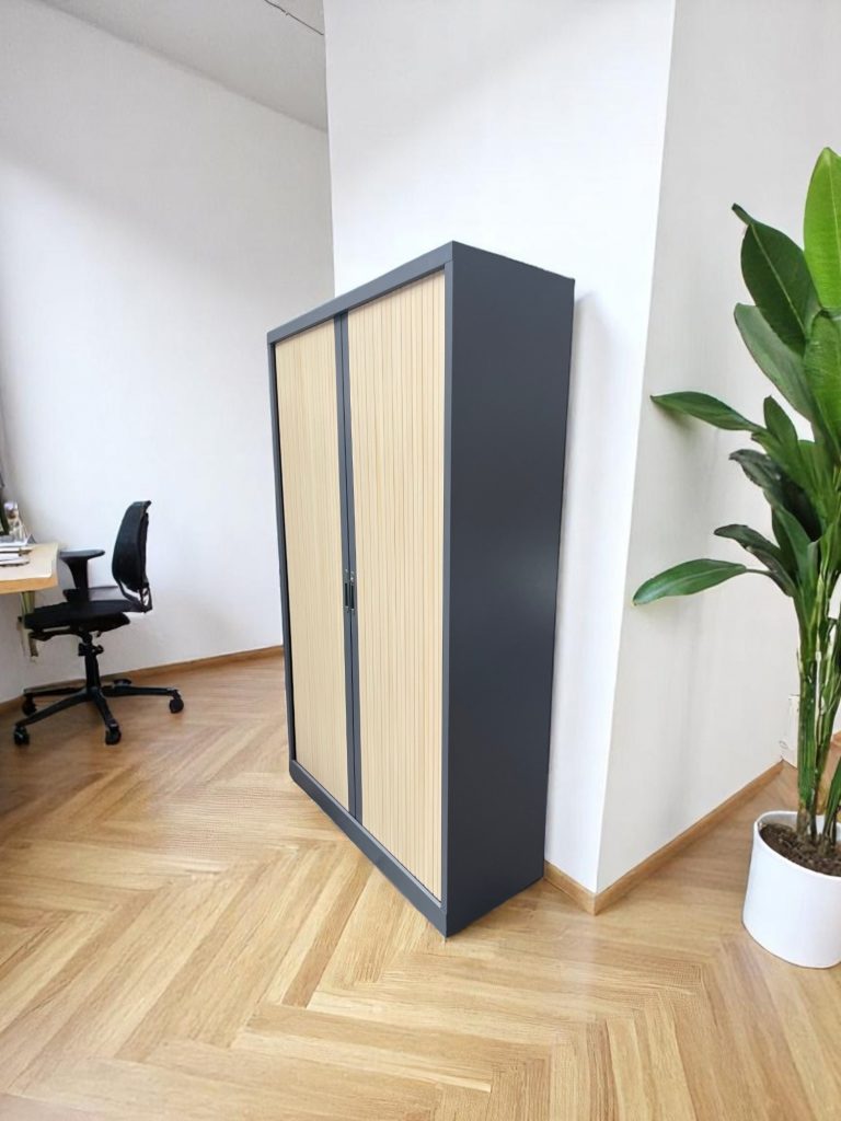 Armoire haute à rideaux
