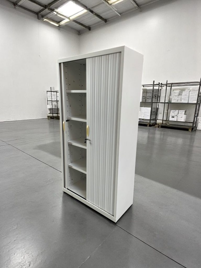 Armoire haute à rideaux