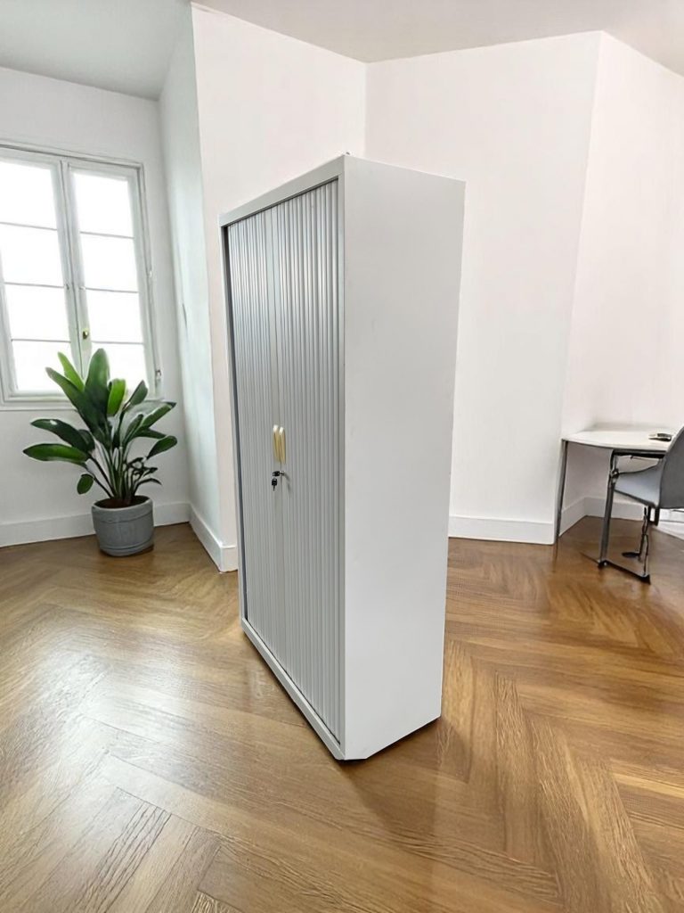 Armoire haute à rideaux