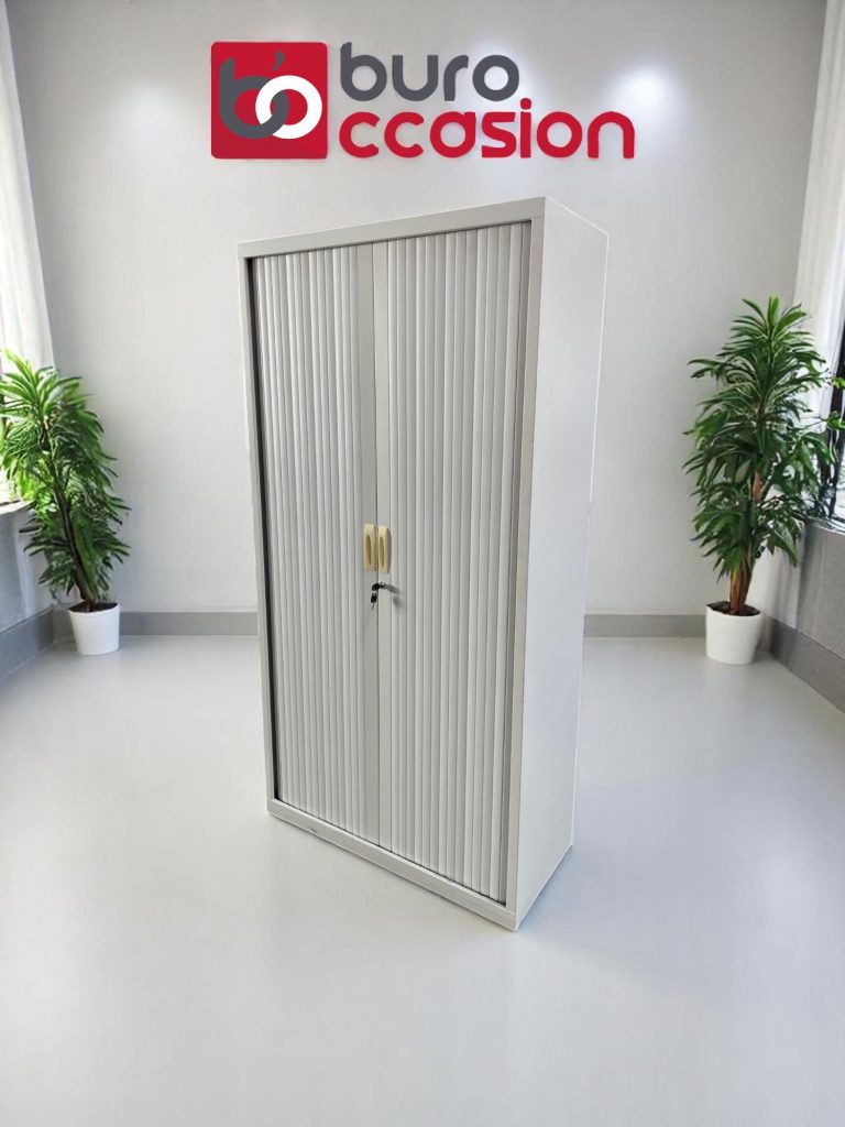 Armoire haute à rideaux
