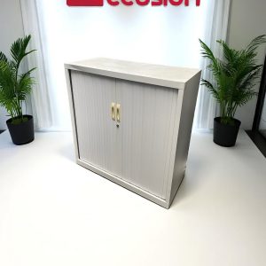 Armoire basse à rideaux