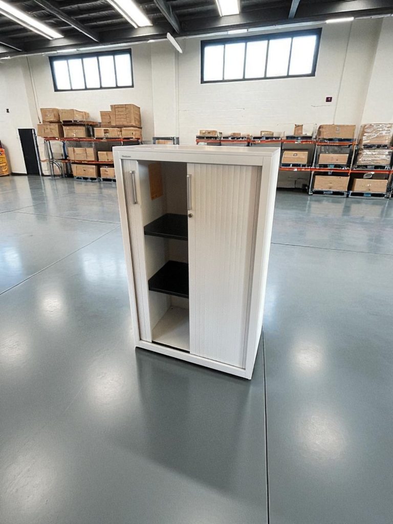 Armoire mi-haute à rideaux
