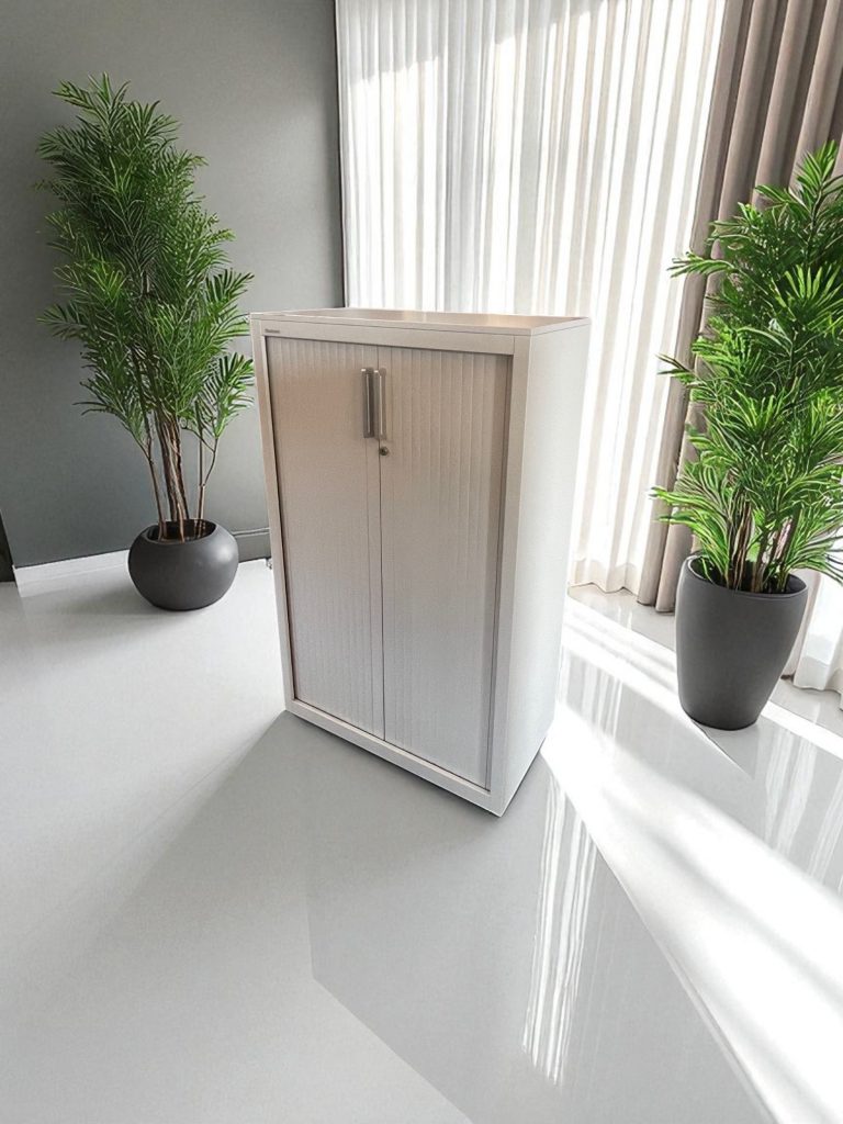 Armoire mi-haute à rideaux