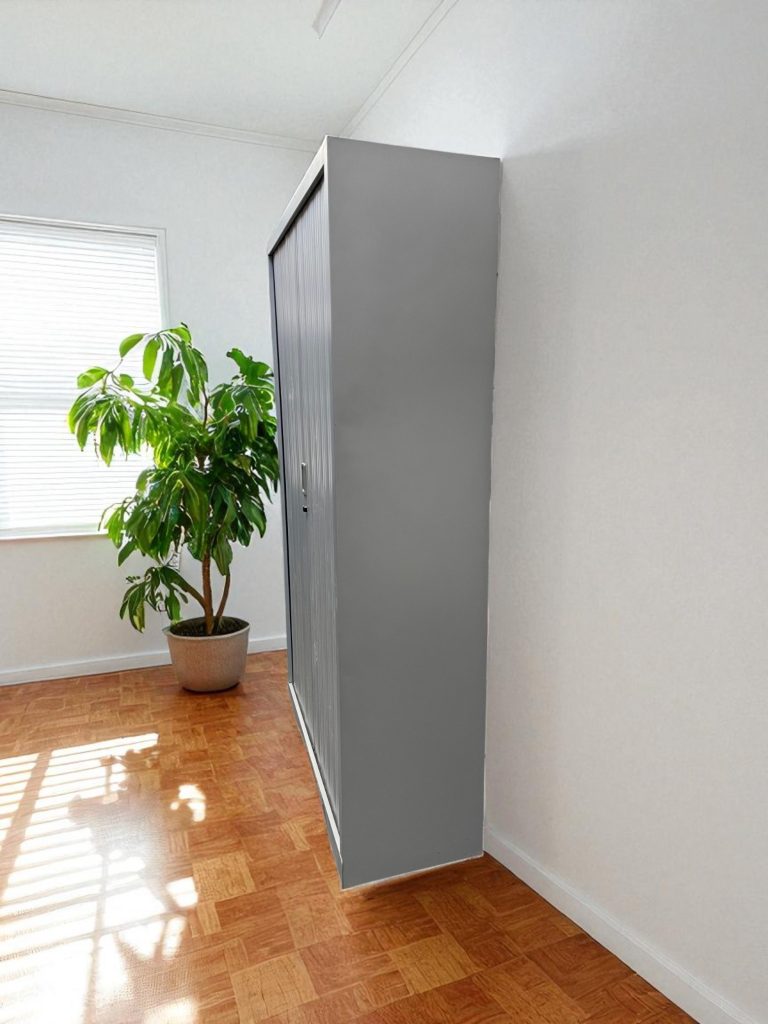 Armoire haute à rideaux