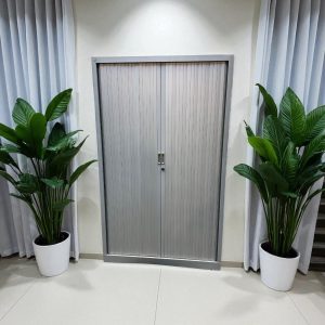 Armoire haute à rideaux
