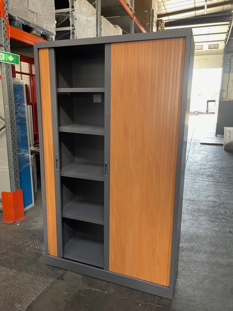 Armoire haute à rideaux