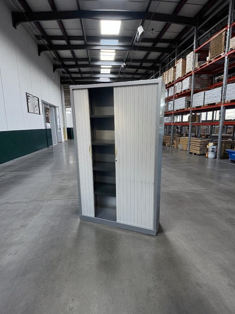 Armoire haute à rideaux
