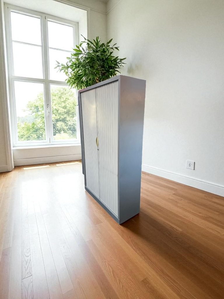 Armoire haute à rideaux