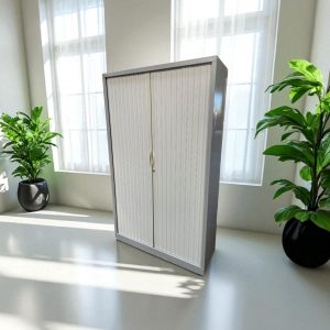Armoire haute à rideaux