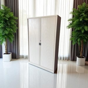 Armoire haute à rideaux