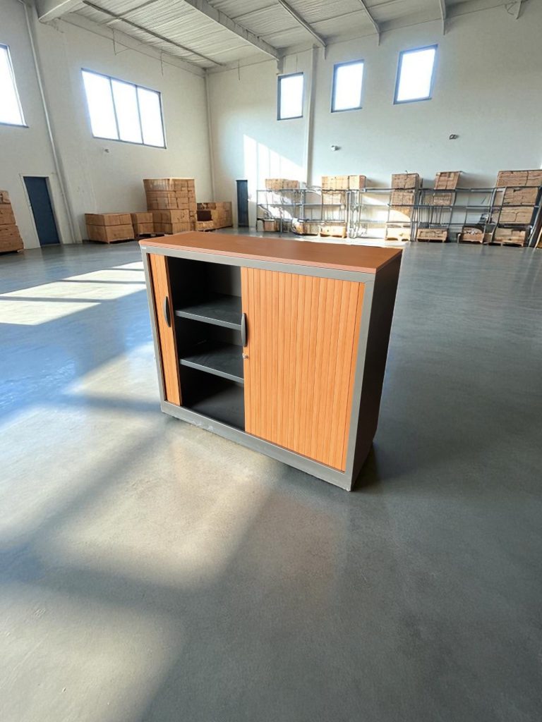 Armoire basse à rideaux