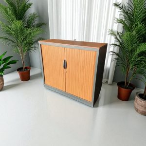 Armoire basse à rideaux