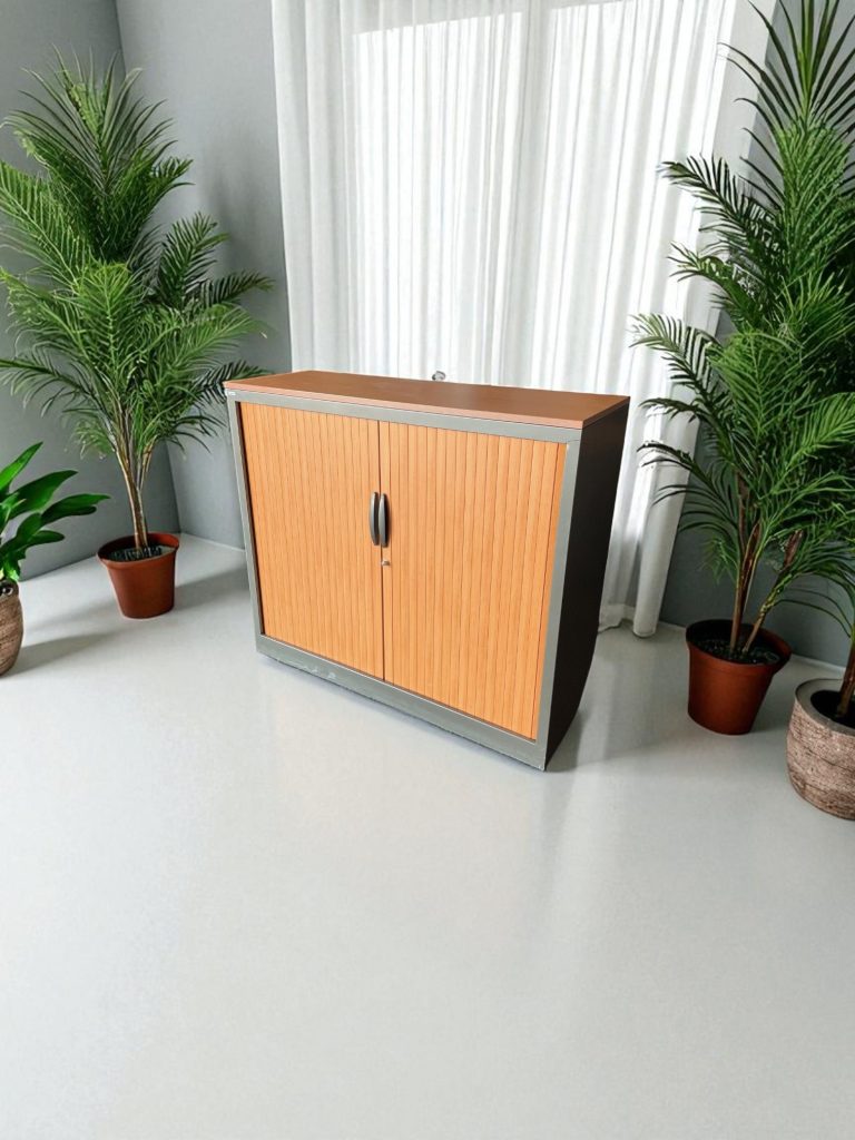 Armoire basse à rideaux
