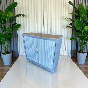 Armoire basse à rideaux
