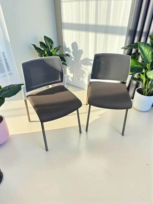 SAINT-ANDIOL Lot 2 chaises visiteurs neuf déclassé