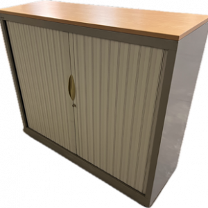 Armoire basse à rideaux