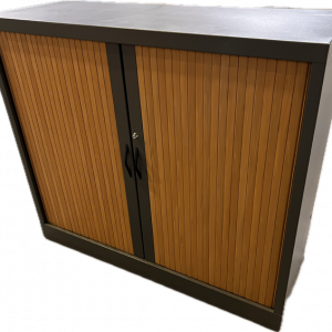 Armoire basse à rideaux