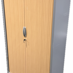 Armoire haute à rideaux