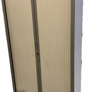 Armoire haute à rideaux