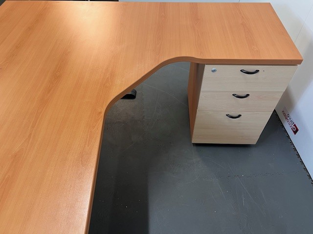 Bureau compact retour à droite