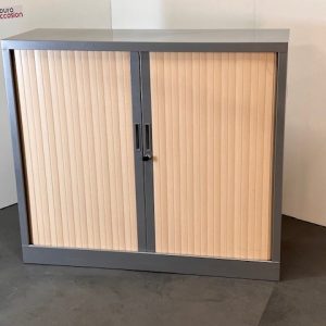 Armoire basse à rideaux