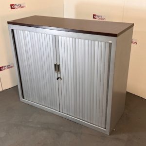 Armoire basse à rideaux