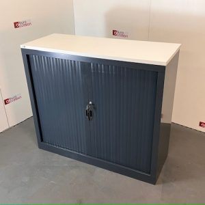 Armoire basse à rideaux