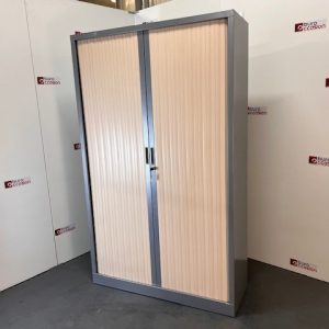 Armoire haute à rideaux