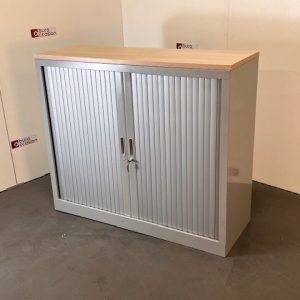 Armoire basse à rideaux