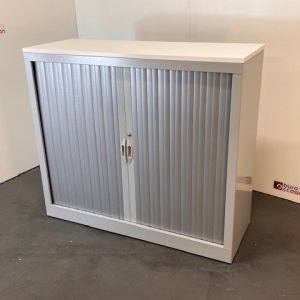 Armoire basse à rideaux