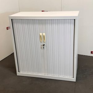 Armoire basse à rideaux