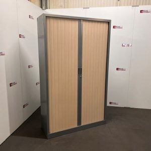Armoire haute à rideaux