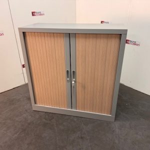 Armoire basse à rideaux