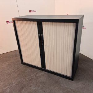 Armoire basse à rideaux