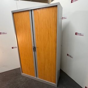 Armoire haute à rideaux